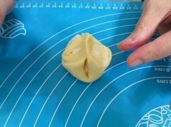 step9: 9 2端往中間折起捏一下,將麵團壓扁 
•