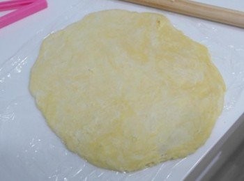 step6: 20分鐘到!!取出派皮桿成大片圓形~~~