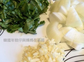 step3: 切碎蒜粒和莞西、洋裝切塊備用。