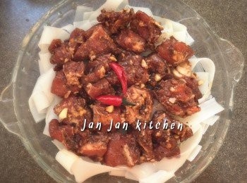 step5: 排骨預先用醃料醃半小時，鋪於粉皮上。