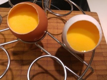 step2: 先磅一磅蛋黃重量,再决定牛奶重量。將蛋黃發混後加糖攪混, 之後再加入鮮奶, 最後加雲妮拿油攪混, 蛋液需過篩兩次比較滑啲。