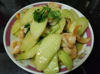 做法 :

虎蝦清洗後隔乾水份 , 用大地魚粉 , 黃酒 , 少少鹽 , 糖醃15 分鐘 . 

先將虎蝦稍為爆炒半熟備用 , 將蝦乾爆炒再加半碗水煮 5 分鐘上碟 , 再起油鑊爆香蒜頭 , 乾蔥 , 薑片大火爆炒芥蘭 , 少少糖 , 雞粉 , 加半碗水蓋好煮滾 , 將蝦乾連水一同回鑊煮至滾起後 , 將虎蝦回鑊大火炒至收汁, 少少麻油 , 生炒水埋芡 , 完成 .