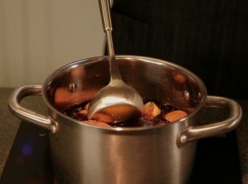 step6: 其間留意不要讓酒煮滾,直至糖完全溶入酒內便可以關火