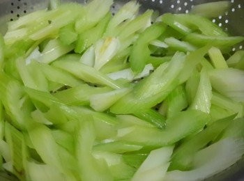 step6: 鍋加入水煮滾，倒入西芹灼2分鐘，撈起過冷河