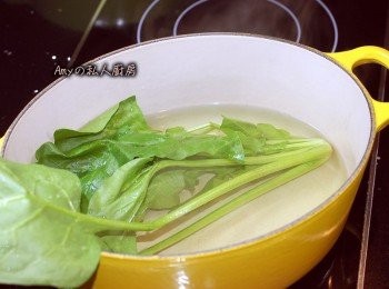 step2: 準備一個湯鍋,水滾後將菠菜汆燙熟，起鍋後放涼去除水份。