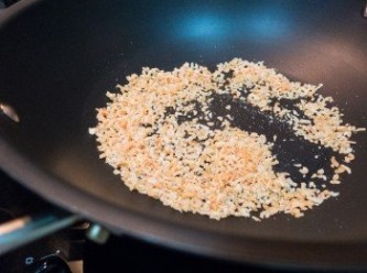 step4: 蝦米切碎白鑊炒香。炒香後又係擺埋一邊之後先用。