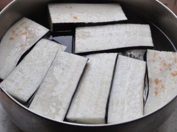 step2: 備滾水後，將茄子片下鍋，注意紫色茄片一定要向下