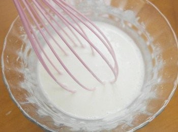 step2: 將水倒入並且攪拌均勻至無麵粉狀。