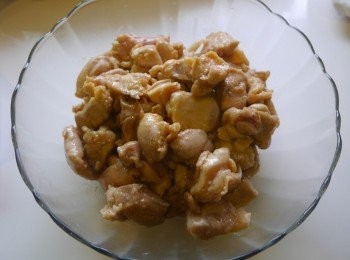 step4: *過油後撈起。 *熱鍋爆炒蒜片。