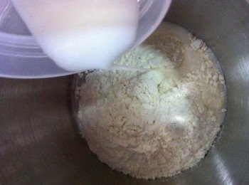 step2: 取出一個較深的盆，篩入自發粉，把牛奶加入拌均勻。