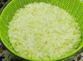 step1: 高麗菜切碎，灑點鹽讓高麗菜出點水，洗淨後用水分離心器將水分弄乾，我喜歡吃蔬菜脆脆的口感，所以不會刻意要把水份整個擠乾，連梗都會切碎加入