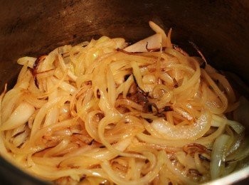 step3: 洋蔥下鍋炒至焦黃色