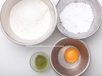step1: [做法]
1. 無鹽牛油室溫回軟。
2.低筋粉過篩一次。
3.加入糖霜，用電動攪拌機攪拌至鬆發，顏色變淺。
4.加入蛋黃拌勻。
5.篩入低筋粉，再加入黑芝麻，用膠刮刀，以切拌方式拌勻成糰。
6.加入抹茶粉搓勻。