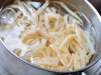 step1: 將發泡過的海蜇皮切成細絲，再用滾水加入少許米酒川燙去腥去鹹味