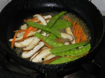 step5: 加入荷蘭豆與1大匙水煮一下