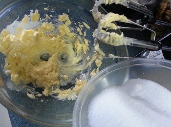 step2: 牛油(先放軟待用)用電動打蛋噐打軟,再將糖分3次加入牛油打至白淡色