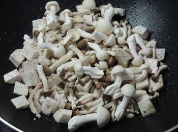 step5: 下雪白菇與鴻喜菇快炒