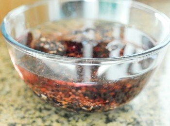 step1: 用1200毫升開水浸黑糯米半小時