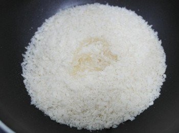 step2: 接著在鍋中倒入麵包粉及沙拉油~~ 開小火拌炒!!!