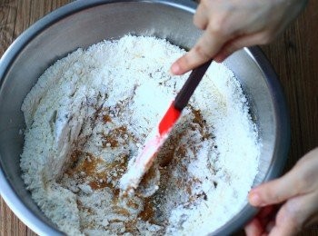 step3: 篩入低筋麵粉至奶油攪拌均勻