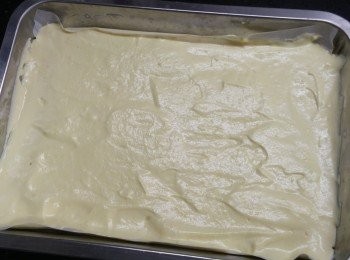 step6: 焗盤墊牛油紙，將蛋糕糊倒入焗盤，用抹刀抹平，輕力"鄧"出空氣