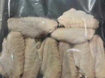 step3: <a href="https://bit.ly/3zHU5V3" target="_blank" data-keyword="雞翼" class="guide-link"><strong>雞翼</strong></a> <span style="display:inline-block;vertical-align:middle;margin-top:-3px;color:initial;border-radius:3px;padding:2px 3px;font-size:12px;line-height:14px;background:#87d300;color:#fff;">即買</span> 放入真空袋，再倒入豉油汁，用真空機密封/或放入水時用水壓將空氣排出