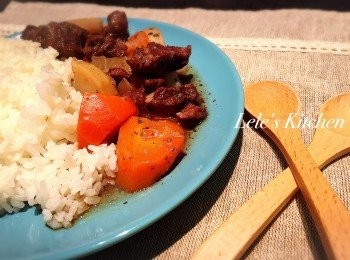 step5: 電鍋跳起後，可以確認一下<span class="group_1">食材</span>是否都軟透
如果想再吃軟一點的，
可以在外鍋再加1-2杯水繼續燉哦！
不過我自己試過，覺得燉一次就很軟很好吃了
 
準備好白飯或是馬鈴薯泥
搭配上酸酸濃濃的紅酒醬汁，還有燉得軟嫩的牛肉塊
就是一頓 十分有情調的西式晚餐囉！
十足懶人料理，趕快來試試吧~