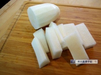 step2: 蘿蔔去皮，切成厚片。