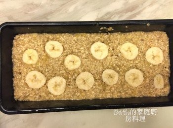 step4: 將3倒入烤模，將另1根香蕉切片，鋪在表面，並輕壓入麵糊