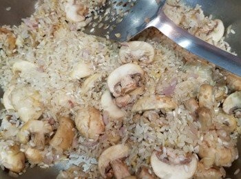 step4: 唔好洗鑊，落油炒香洋蔥蒜頭，再落磨菇炒香，落意大利飯。加白酒，炒至飯半透明。