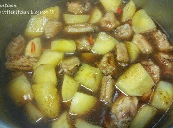 step4: 將薯仔及<a href="https://bit.ly/3zHU5V3" target="_blank" data-keyword="雞翼" class="guide-link"><strong>雞翼</strong></a> <span style="display:inline-block;vertical-align:middle;margin-top:-3px;color:initial;border-radius:3px;padding:2px 3px;font-size:12px;line-height:14px;background:#87d300;color:#fff;">即買</span> 倒入鍋中，加入汁料及水(蓋過所有材料)。