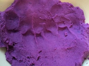 step1: 餡料︰
紫心蕃薯蒸熟去皮，壓成蕃薯泥，加入特級初榨椰子油、燕麥奶及糖拌勻，待涼後放入擠花袋，備用，