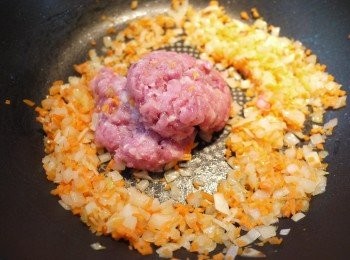 step6: 加入豬絞肉拌炒