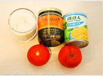 step1: 準備香菇昆布黑菇醬、白米、牛番茄與玉米粒等料理<span class="group_1">食材</span>。
