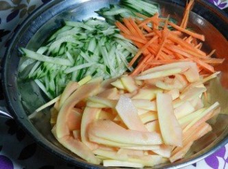step1: 小黃瓜、紅蘿蔔切絲，青木瓜切薄片