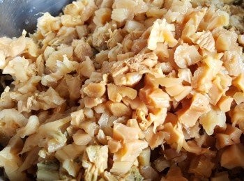step3: 梅菜用水浸洗至無沙後，壓乾水份，切粒後放入白鑊，炒至乾水，備用。