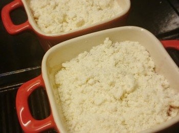 step6: 把牛油麵粉混合物撒進桃駁李上，用160度焗20粉鐘即成。