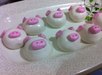 step4: 取出一份白色麵團包入餡料，再做上豬豬的造型，利用黑芝麻點做眼睛即可。
