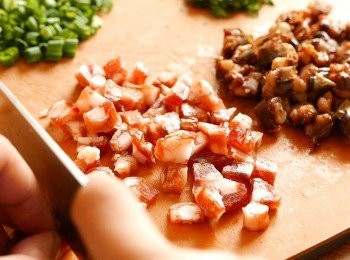 step5: 把臘腸和膶腸洗淨切粒備用。