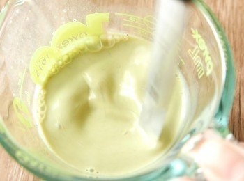 step5: 原味/抹茶味做法餘下步驟：
把調好的原味或抹茶牛奶加入蛋白中以小刀拌勻。