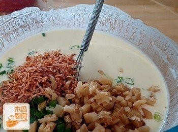 step2: 再加入蔥花、櫻花蝦和菜脯拌勻