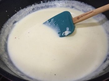 step9: 輕手分3-4次加入牛奶及忌廉，期間要不斷攪均至理想的濃度，灑上海鹽及黑楜椒碎