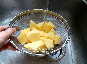 step6: 蓋上蓋轉慢火炆1小時 , 炆牛展牛筋期間將薯仔去皮切件 , 沖洗及瀝乾水份