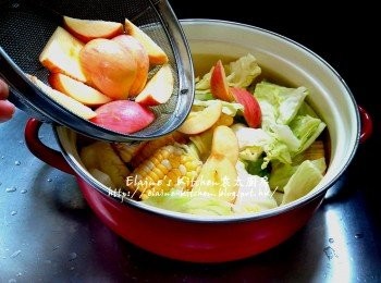 step5: 再加入蘋果及適量水用中火先煲30分鐘