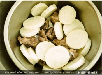 step5: 將分切成圓片狀的白蘿蔔，也一同放入至電鍋的內鍋中。