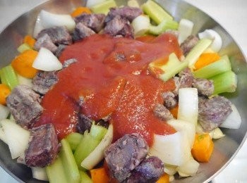 step4: *4入濕料--&gt;>過濾醃汁(剩下的紅酒汁)進鍋內，下高湯，番茄醬汁罐。