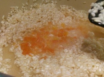 step3: 加入意大利米炒一陣後慢慢下白酒繼續炒,白酒蒸發後下半湯殼蕃茄上湯繼續炒,當蒸發後再落半殼上湯。當上湯還有一半將菇類,冬蔭功粉和檸汁加入再翻滾,意大利米上湯蒸發後繼續加入蕃茄菇上湯繼續炒,正常意大利米心會硬一點的,如想冧身可焗一陣,加入蕃茄汁繼續炒,這時可試味。