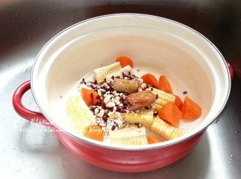 step3: 煲內放入甘旬 , 粟米 , 赤小豆 , 扁豆 , 生薏米及蜜棗