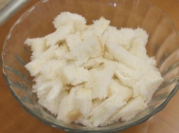 step1: 將白吐司去邊後撕成一小塊一小塊~~