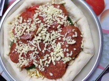 step6: 塗上蕃茄醬及跟自己喜好鋪上材料，最後在pizza面及餅皮面灑上碎莫
薩里拉芝士；